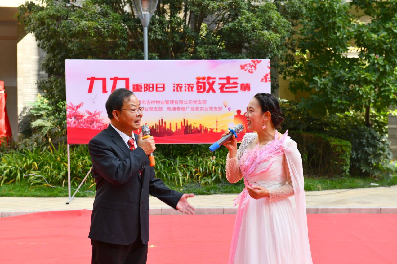 "台上孩子稚嫩的童声,久久萦绕在人们耳边;台下老同志们的笑容,沐浴着